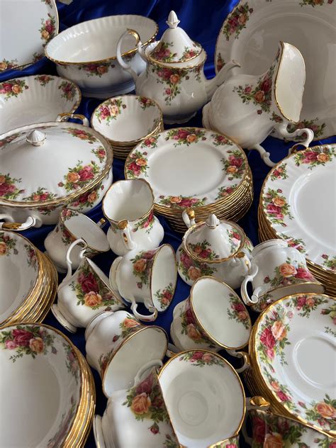 High Value Complete 109 Pcs Sea of Vintage Royal Albert Old Country ...
