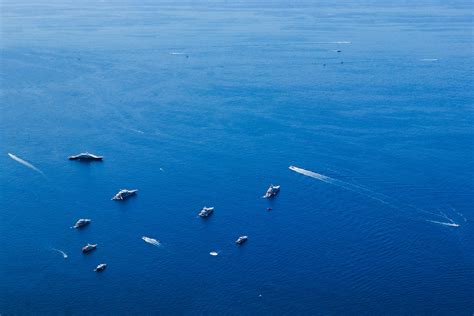 A group of ships in the ocean with a blue sky · Free Stock Photo