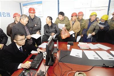 工商银行工作人员上门为施工人员办理工资卡 - 重庆市万州区人民政府