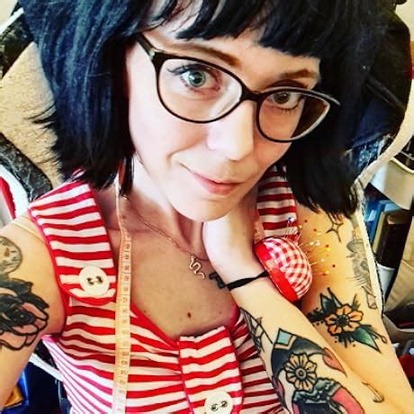 MURDLE: SOLVE 100 DEVILISHLY DEVIOUS MURDER MYSTERY LOGIC PUZZLES ...