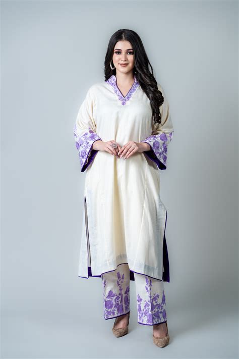 Off White Cotton Phiran Set With Purple Aari Embroidery – Daljit Sudan