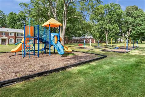 The Flats at Douglas - Toledo, OH 43606 | ApartmentGuide.com