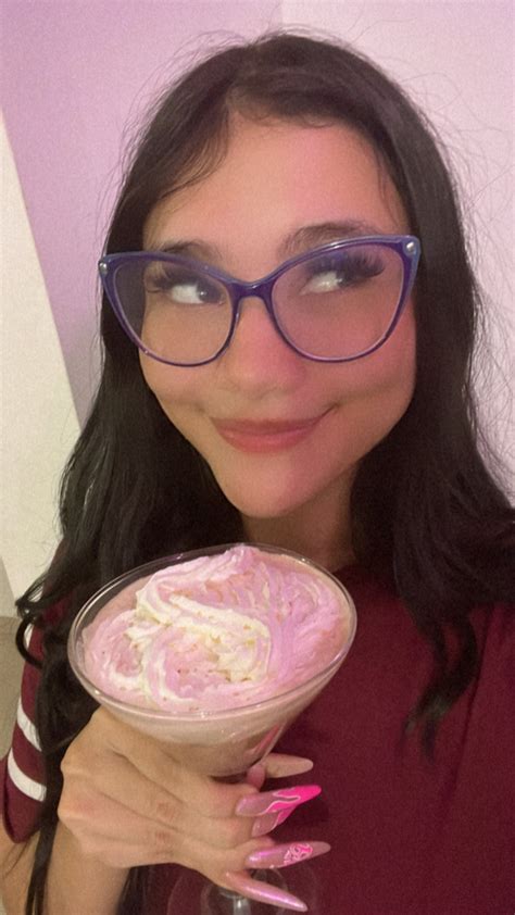 TW Pornstars - Min Galilea. Twitter. Amo la comida, hoy disfruto de un chocolate suizo muy ...