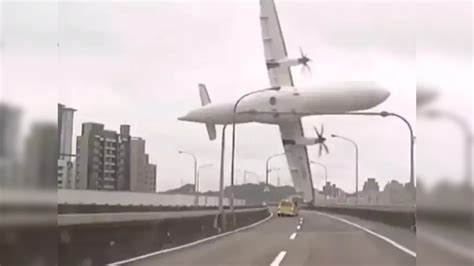 Plane slices car in half seconds before crashing into a river ...