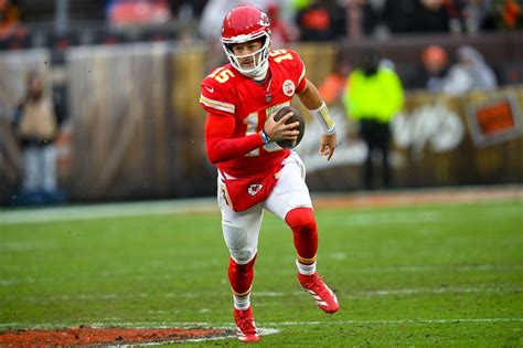 Patrick Mahomes limps off field after apparent ankle injury vs. Browns ...
