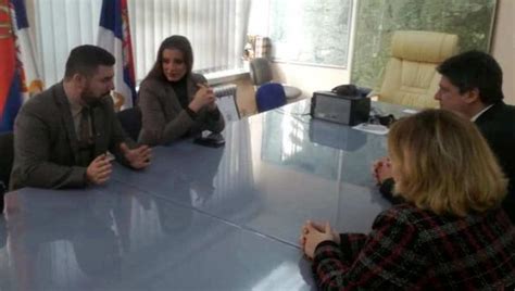 Novosti.rs | Galerija | POSETA POSLANICE SANjE LAKIĆ PARAĆINU: Uručena ...