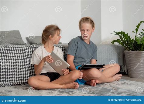 Kids Using Tablet 的图像结果