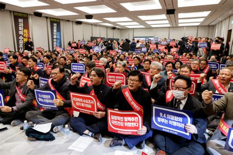 韩国逾1万实习医生辞职9千人罢工，政府：若周四前返岗将不究责 - 星岛环球网