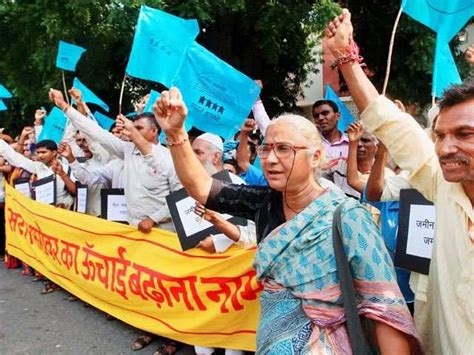 Medha Patkar protest against Sardar Sarovar project - October 17, 2013 ...