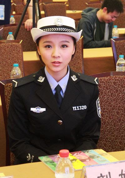 刘婧《穿警服的那些女孩儿》打造呆萌女交警-搜狐娱乐