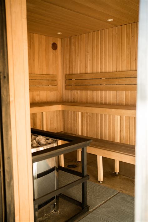 Does Sitting in a Sauna Burn Calories? - PLUNJ