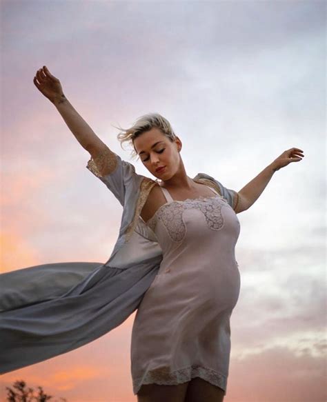 Pregnant KATY PERRY – Daisies Music Video Promos – HawtCelebs