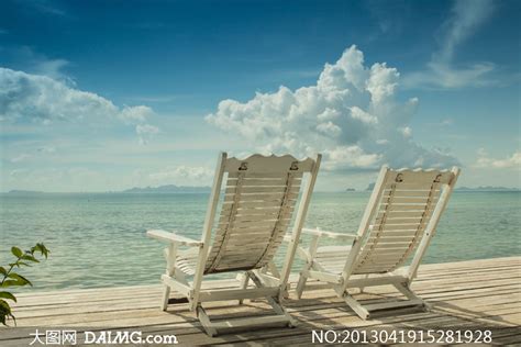 在海边的休闲躺椅风光摄影高清图片_大图网图片素材