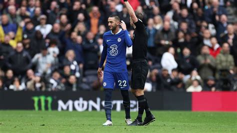El VAR perdona una tarjeta roja a Ziyech tras un manotazo en la cara a ...