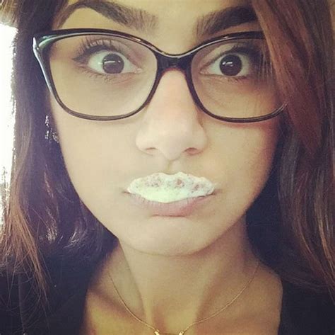 Mia Khalifa Selfie In White T-shirt Hd Wallpaper - Mia C01