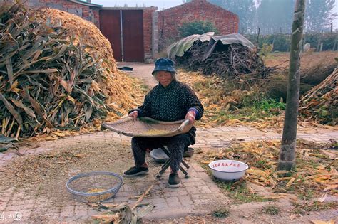 农村老人70岁还下地干活，以后谁来养是大问题