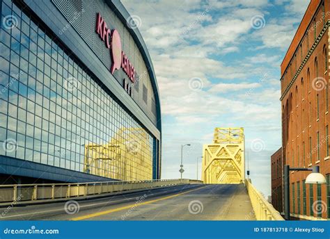 George Rogers Clark Memorial Bridge and KFC Yum Center Editorial Stock ...