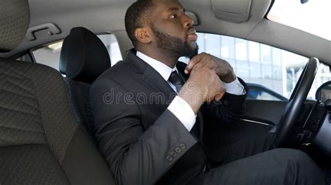 Black Man in Business Suit 的图像结果