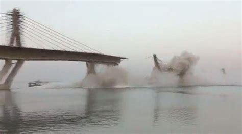 印度耗资百亿卢比的大桥又塌了：大段桥体轰然坠河，民众见状急跑上岸 - YouTube