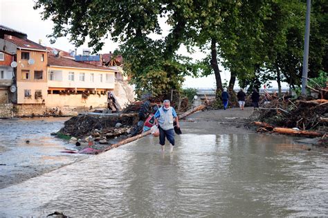 土耳其震區暴雨 洪水沖走災民貨櫃屋