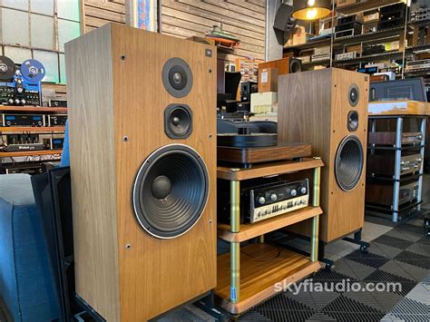 Best Vintage Floor Speakers For Modern Homes