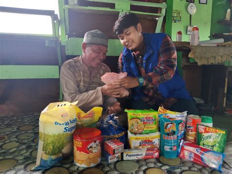 Kakek Pembuat Sapu Lidi Ini Berjuang hidupi 2 Cucu Terlantar - BerkahYatim