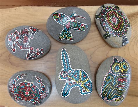 dot painted rocks Rock Painting Ideas Easy, Rock Painting Designs, Rock ...