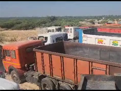 There was a queue of dumpers to install GPS | જીપીએસ લગાવવા ડમ્પરોની ...
