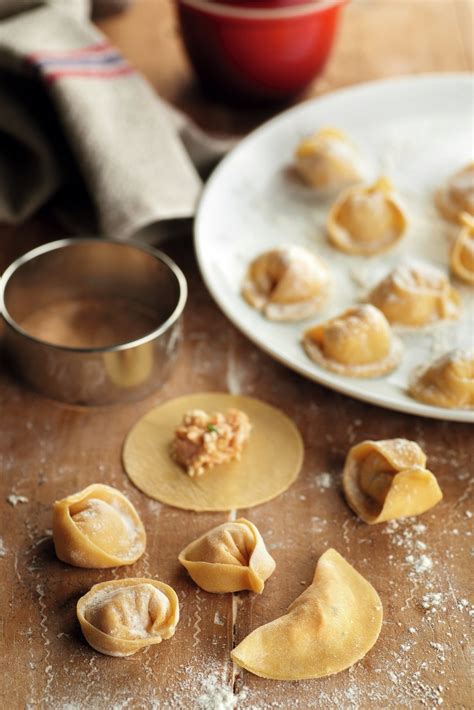 Cappelletti de salmón fresco con espárragos y salsa de pimientos