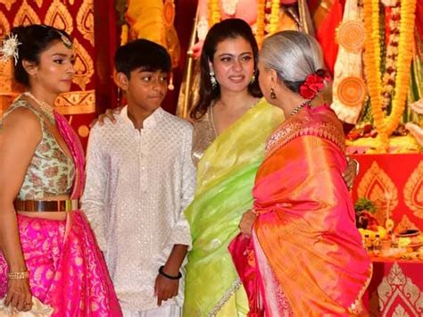 दुर्गा पूजा 2023: जया बच्चन के साथ पूजा पंडाल में नजर आईं काजोल