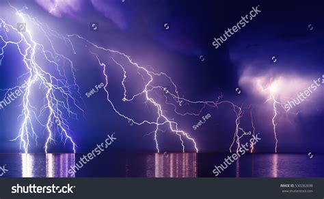 Lightning Over Water 的图像结果