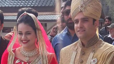 IAS टीना डाबी और अतहर खान की लव स्टोरी का The End, कोर्ट ने लगाई तलाक ...