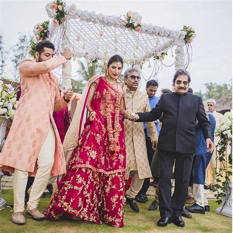 Beautiful Pholon Ki Chaddar Ideas for Bridal Entry