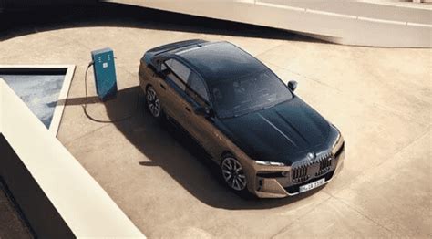 BMW launched the BMW i7 M70 xDrive luxury sedan in India | Droom Discovery