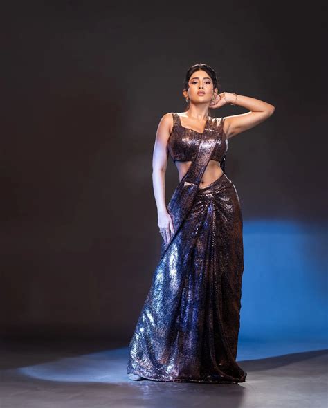 Rashi Singh : ఓ పక్క చీరలో హాట్ గా.. మరో పక్క మోడ్రన్ డ్రెస్‌లో.. రచ్చ ...