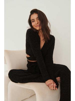 Buy NA-KD Knitted Fluffy Overlap Crop Sweater - Black Online