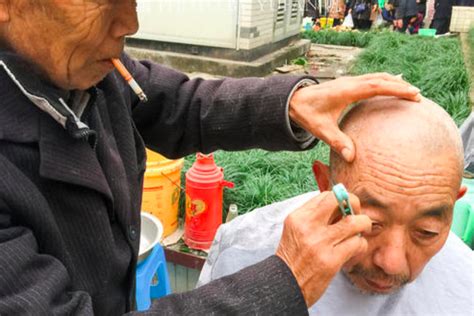 老人花10元剃头后满头伤口最新素材