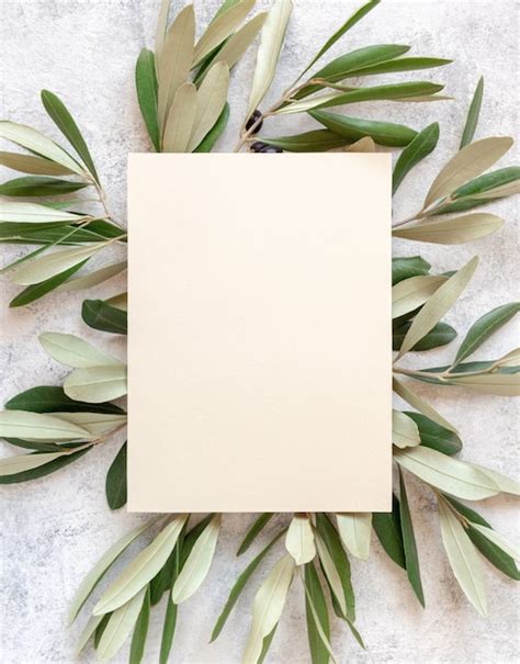 Bruiloft uitnodigingskaart opleggen van een marmeren tafel versierd met ...