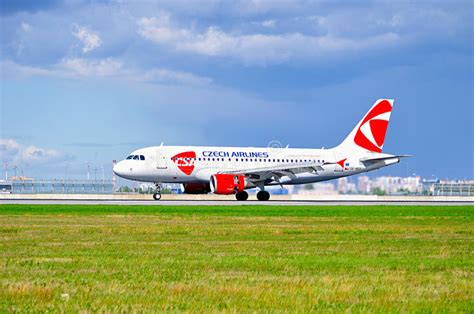 CSA捷克航空公司空中客车A319飞机在跑道乘坐在登陆以后在普尔科沃国际机场在圣彼德堡 图库摄影片 - 图片 包括有 行业, 着陆: 71402142