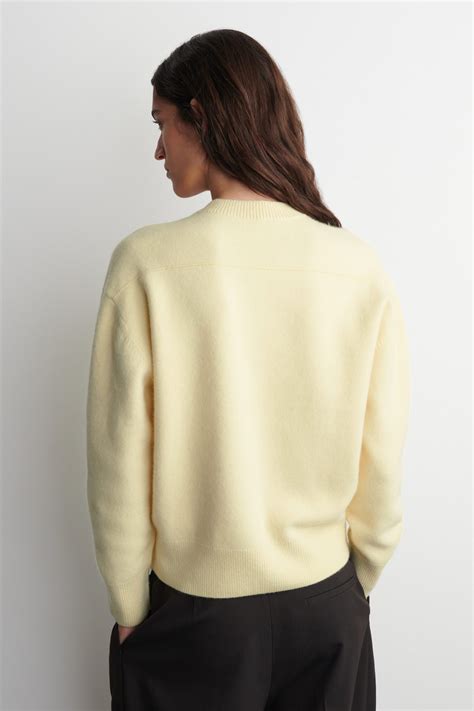 ROUNDED WOOL V-NECK SWEATER - BUTTER YELLOW | COS