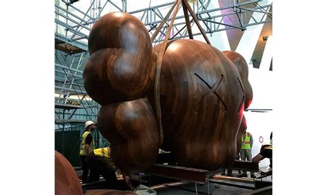 KAWS 大型雕塑作品正在卡塔尔制作中 – NOWRE现客