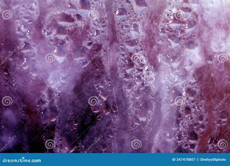 Deslicar Las Gotas De Lluvia Sobre El Vidrio En Un Resplandor Rosa Rojo ...