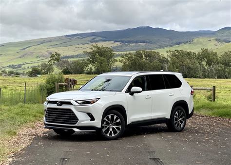 Toyota Grand Highlander vs Toyota Highlander: Compare 3-row SUVs - Barthm.com