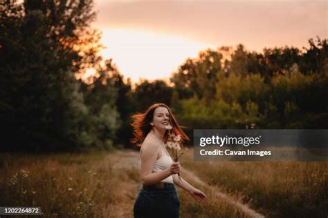 Running Woman Look Back Reference 的图像结果