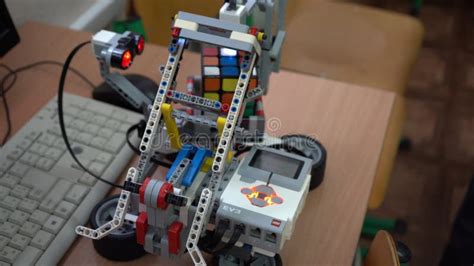 How to Make a Mini LEGO Cube Bot Tutorial 的图像结果