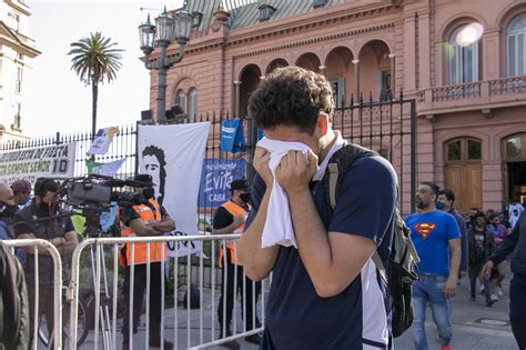 百万阿根廷人送别马拉多纳，悼念现场球迷与警察发生冲突_凤凰网