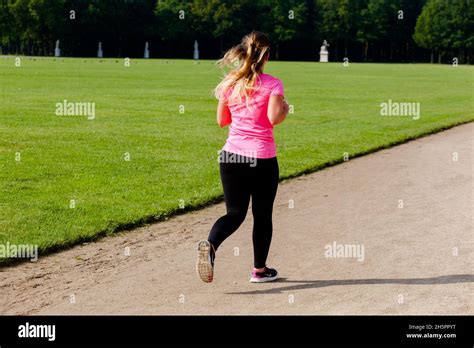 Running Back Woman 的图像结果