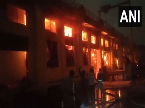 UP: Massive fire engulfs paper factory in Ghaziabad, no casualties
