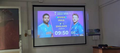 Royality Universal AUTO Lock Projector Screen Size 6 Ft. (Width) x 4 Ft ...