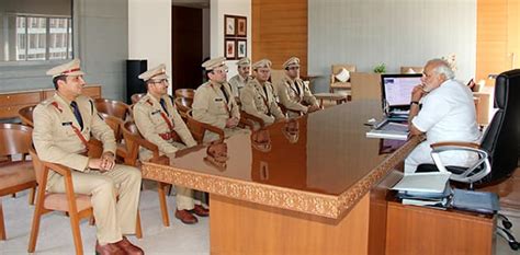Trainee IPS officers pay courtesy visit to Shri Narendra Modi